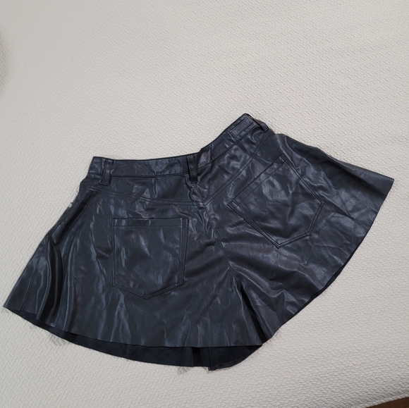 Blank NYC Black Faux Leather Shorts Flouncy Vegan Size 31 - Picture 3 of 14